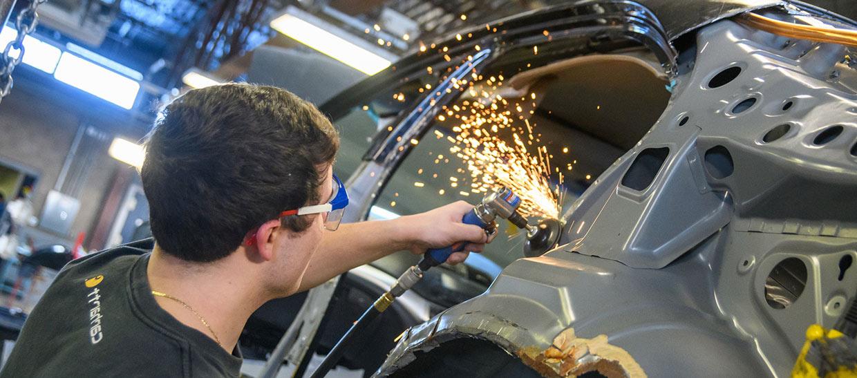 学生 welding a piece of metal